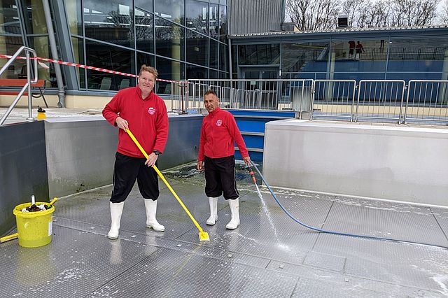 Beckenreinigung im Königsbad