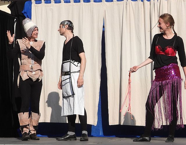 Drei Schauspieler auf der Bühne