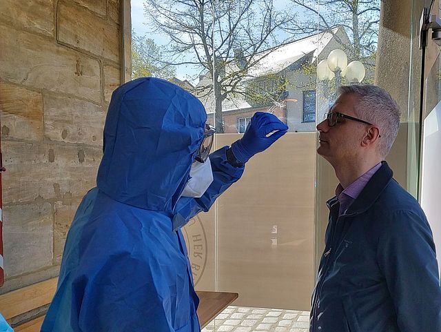 Oberbürgermeister Dr. Uwe Kirschstein beim Corona-Schnelltest