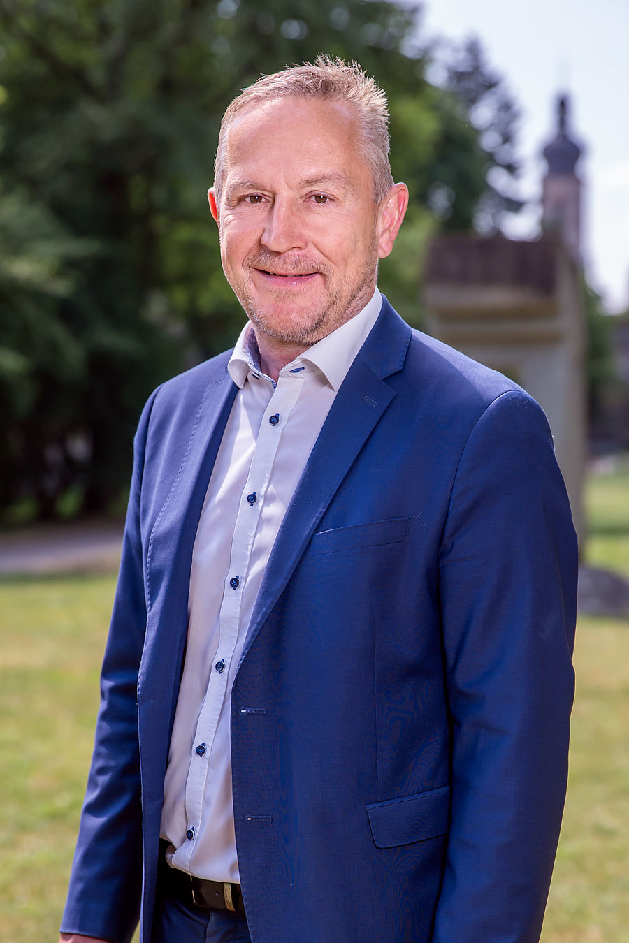 Bürgermeister Udo Schönfelder bei sonnigem Wetter im Stadtpark.