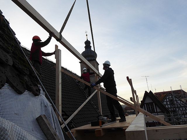 Zimmerarbeiten am Dachstuhl des Forchheimer Rathauses