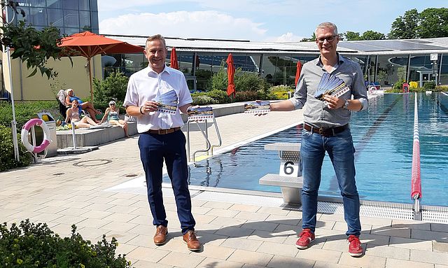 Oberbürgermeister Dr. Uwe Kirschstein (rechts) und Bürgermeister Udo Schönfelder am Außenbecken im Königsbad.