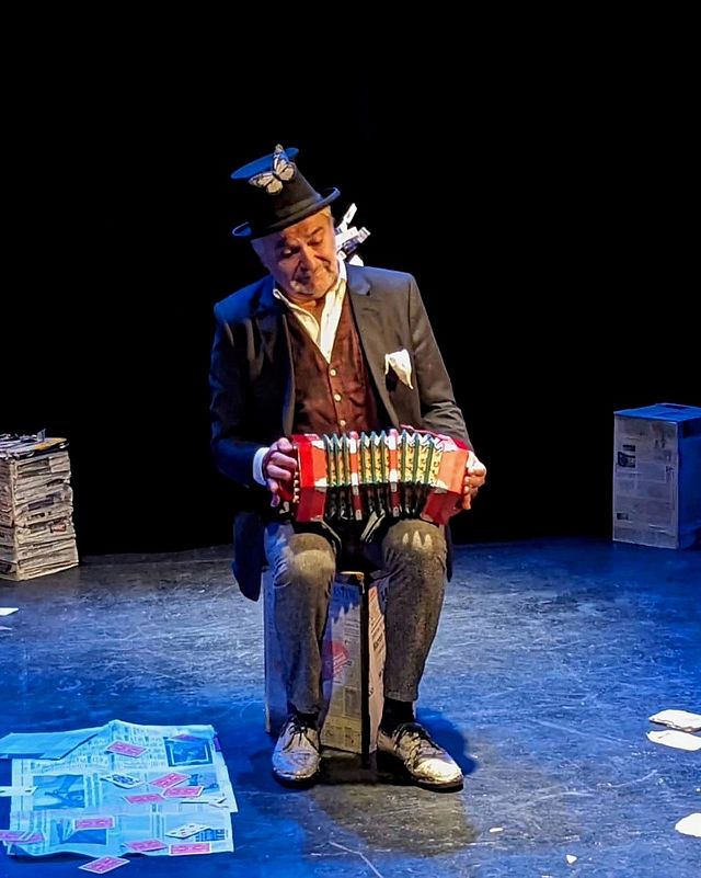 Künslter Paul Maz aud Bühne bei einer seiner Shows