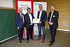 Die Übergabe der Auszeichnung (v.l.n.r): Dr. Peter Pluschke (Geschäftsführer Forum Klimaschutz und nachhaltige Entwicklung der Metropolregion Nürnberg), Christian Sponsel (Technischer Geschäftsführer Stadtwerke Forchheim), Dr. Uwe Kirschstein (Oberbürgermeister Stadt Forchheim) und Dr. Jens Hauch (Geschäftsführer ENERGIEregion Nürnberg e.V.)
