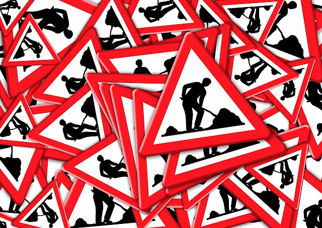Viele Baustellenschilder liegen übereinander.