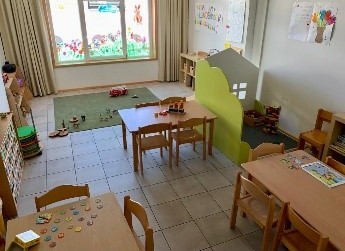 Innenraum der Kita Am Lindenanger mit Esstischen und Stühlen für die Kleinen.