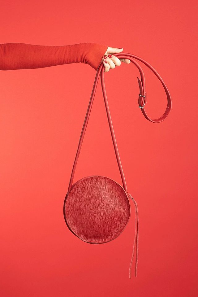 Handgemachtes Unikat einer roten Handtasche auf rotem Hintergrund von Lippert Taschen aus Dortmund