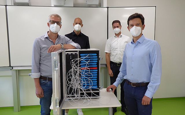 In der Adalbert-Stifter-Grund- und Mittelschule Forchheim präsentieren Oberbürgermeister Dr. Uwe Kirschstein, Viktor Naumann, Wirtschaftsförderer der Stadt Forchheim ,Mathias Reznik, kaufmännischer Geschäftsführer der Stadtwerke Forchheim und Christian Palla, Leiter der Telekommunikation der Stadtwerke Forchheim symbolisch die Ladestation mit Tablets. 