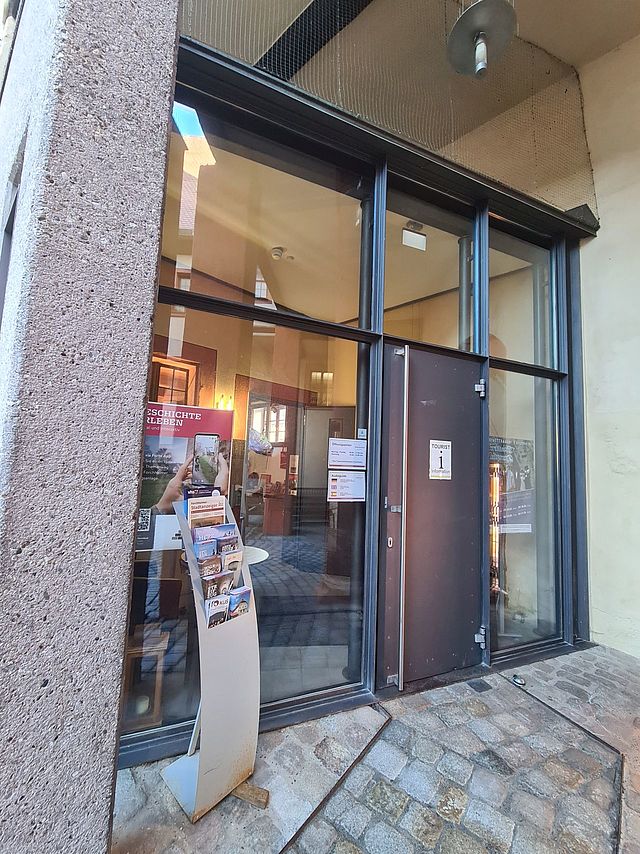 Geschlossene Türen im Eingangsbereich der Tourist-Information.