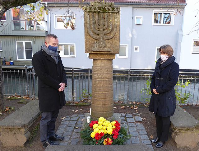 Frau Bürgermeisterin Dr. Annette Prechtel und Herr Bürgermeister Udo Schönfelder an Synagogendenkmal.