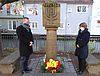 Frau Bürgermeisterin Dr. Annette Prechtel und Herr Bürgermeister Udo Schönfelder an Synagogendenkmal.