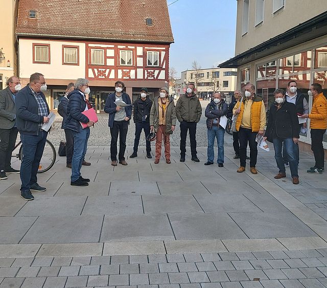 Stadtrat begutachtet Musterfläche in der Hauptstraße