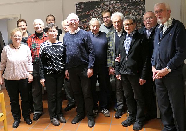 Bürgermeister Franz Streit (2. v. rechts) zeichnete die Sportler des Rehabilitations- und Gesundheitssportvereins Forchheim e. V. aus. Foto: Stadt Forchheim