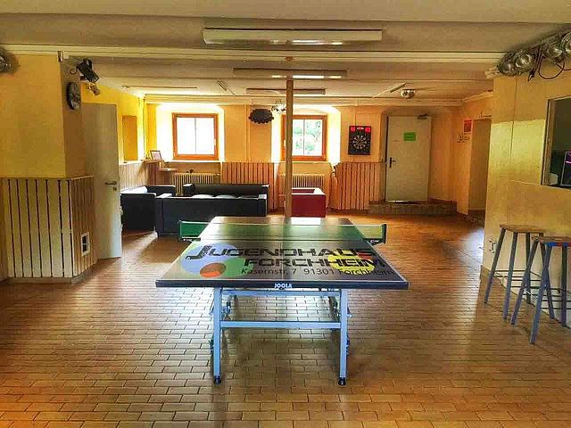 Tischtennisplatte im Jugendhaus