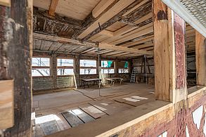 Innenansicht eines großen Raumes, der gerade saniert wird.