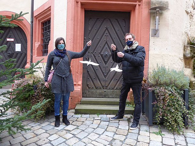 Bettina Graber-Reckziegel präsentiert zusammen mit Harald Winter, dem 3. Vorsitzenden des Förderkreis Kaiserpfalz e.V. die Jahresgabe 2020 „Flighter“.