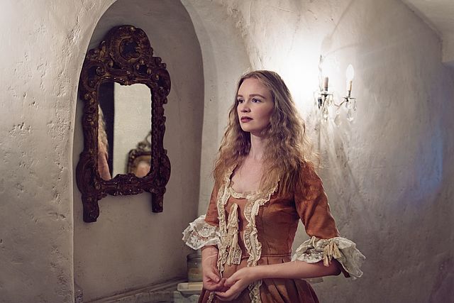 Comtesse höchstselbst in edlem barockem Gewand.