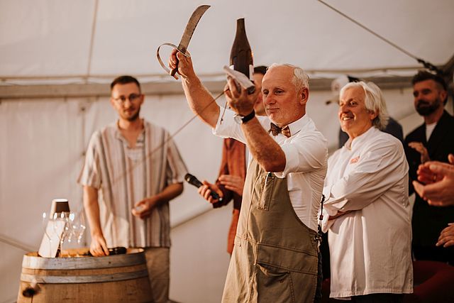 Showact bei der Eröffnungsgala: Eine besondere Art, die Weinflasche zu öffnen!