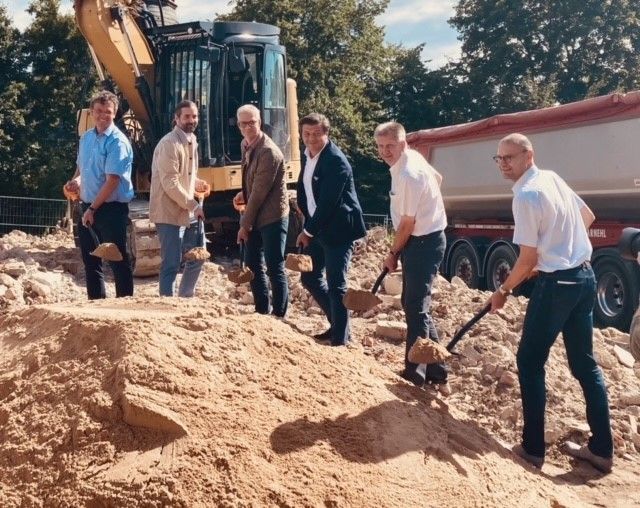 Mit der Schaufel in der Hand auf der Baustelle: Von links Alexander Dworschak (GWS), MdL Sebastian Körber, Oberbürgermeister Dr. Uwe Kirschstein, René Fabian (Fa. Niersberger Group), Christoph Reichl (Regierung Oberfranken) und Wolfgang Bonengel (WVG).