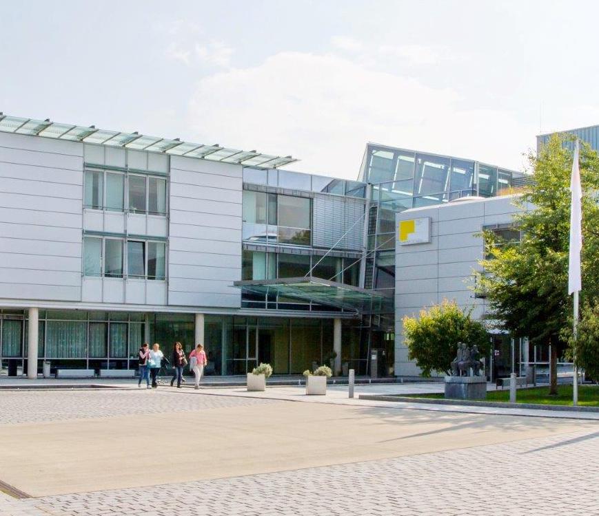 Außenansicht des Klinikum Forchheim-Fränkische Schweiz mit dem Eingangsbereich.