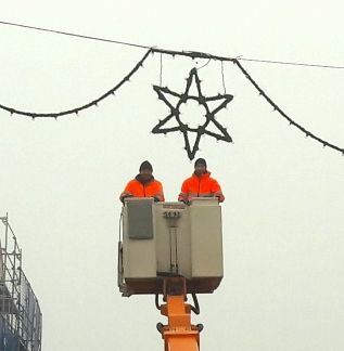 Die Weihnachtsbeleuchtung wird in der Hauptstraße angebracht